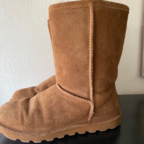 Size 6 bearpaw boots - Picture 2 of 4